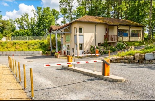 La Celle-sous-Gouzon Other | Mobilhome climatisé au bord du lac avec piscine