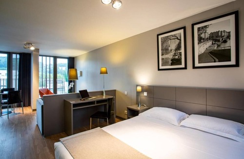 9th Arrondissement Hotel | Modern Executive Suite With Spacious Lounge Near Downtown Lyon