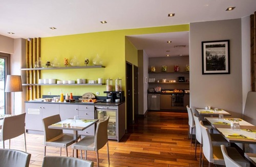 9th Arrondissement Hotel | Modern Executive Suite With Spacious Lounge Near Downtown Lyon