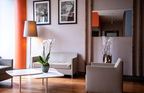 9th Arrondissement Hotel | Modern Executive Suite With Spacious Lounge Near Downtown Lyon