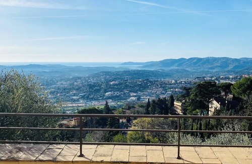 Grasse Villa | Modern Provençal Villa “Les Roches” – Sleeps 6