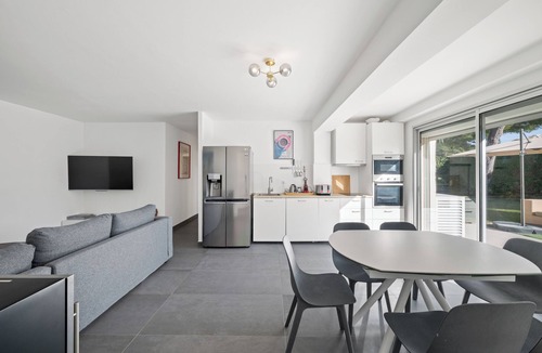 Cap-d'Antibes Villa | Modern villa at Cap d'Antibes with sea view and quick access to La Garoupe