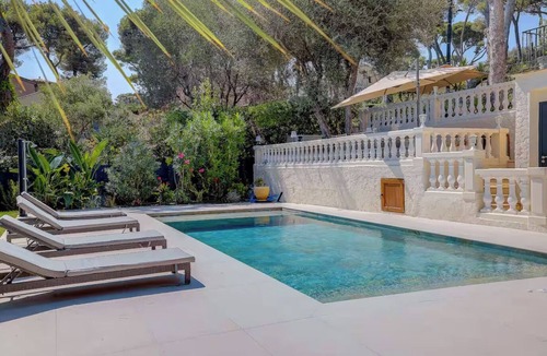 Cap-d'Antibes Villa | Modern villa at Cap d'Antibes with sea view and quick access to La Garoupe
