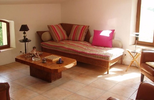 Entrechaux House | Nature and serenity
