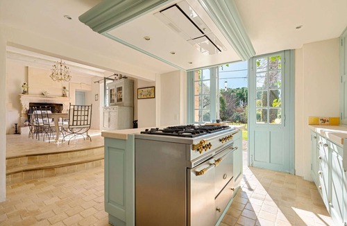 Goult House | Near Gordes – An exceptional property with a tennis court – Sleeps 12