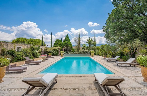 Goult House | Near Gordes – An exceptional property with a tennis court – Sleeps 12