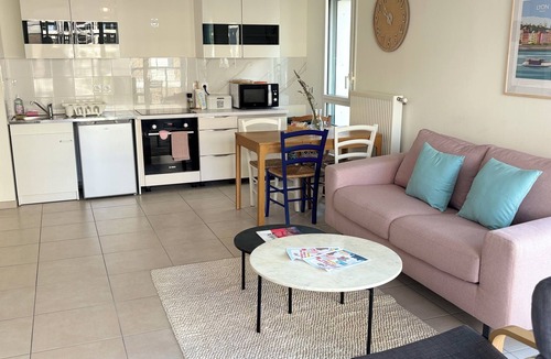 Parilly Apartment | Near the Park: Cozy & new, indoor parking, & right next to the metro station in Lyon