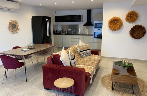 Cassis Apartment | New apartment, 4 people, ground floor, town center.