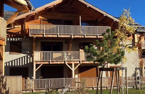 Monetier-les-Bains Apartment | New chalet-style apartment near the village, ideal for families