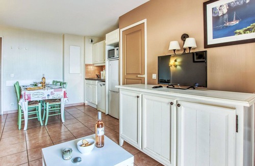 Six-Fours-les-Plages Apartment | Nice apartment for 5 people with WIFI, pool, TV, patio and pets allowed