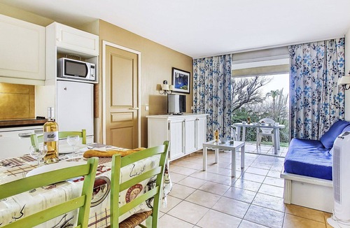 Six-Fours-les-Plages Apartment | Nice apartment for 5 people with WIFI, pool, TV, patio and pets allowed