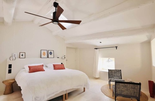 Saint-Victor-la-Coste Bed & Breakfast | Nora Room. Uma Nua House Capacity Up to 14 Guests