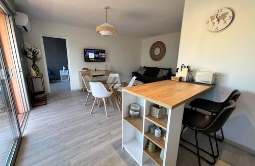 Sanary-sur-Mer Apartment | Nouveau ! Joli T2 Contemporain tt Confort Sanary Centre Clim Reversible Parking