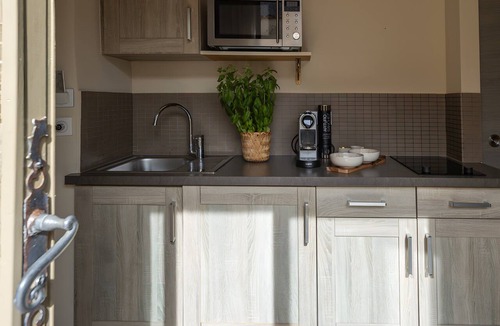 Cabrieres-d'Avignon Apartment | Olivier Apartment with Pool, Mountain View, Wi-Fi, and Air Conditioning