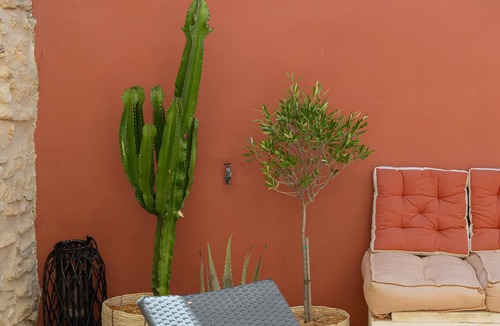 Cabrieres-d'Avignon Apartment | Olivier Apartment with Pool, Mountain View, Wi-Fi, and Air Conditioning