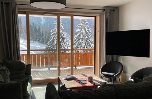 Oz-en-Oisans Apartment | OZ/Domaine d'Alpe d'Huez, south-facing, ski-in, 4 rooms, 3 bedrooms, sleeps 8