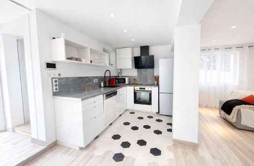 13th Arrondissement Villa | PEACEFUL HAVEN WITH SWIMMING POOL AND LARGE GARDEN SLEEPS 7