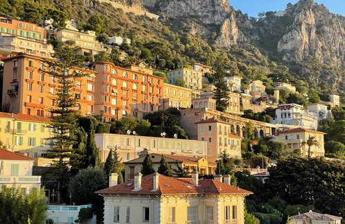 Beaulieu-sur-Mer Apartment | Penthouse for 2, top location, sea view, parking, elevator, air conditioning.