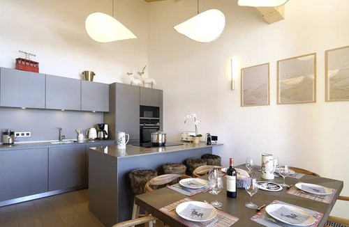 Bergers Apartment | PHOB41 Stunning, very spacious, and bright top-floor apartment at the base of the slopes