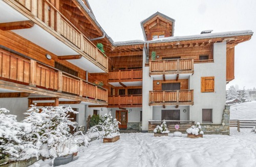 Mont-de-Lans Apartment | Premium Crystal Chalet Apartment with Mountain View, Balcony, and Wi-Fi