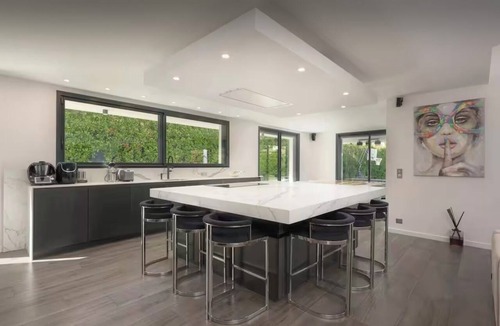Biot House | Prestige Getaway in Biot: Stylish Design and a Heated Private Pool