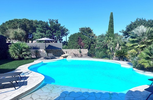 Ensues-la-Redonne House | Pretty provencal villa on wooded grounds with architect-designed swimming pool near the sea