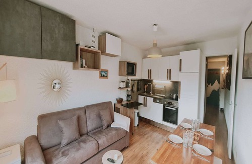 Mont-de-Lans House | Prime Location with Amenities