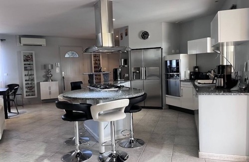 Teyran Villa | PROMO Beautiful air-conditioned single-storey villa with swimming pool, spa and sauna