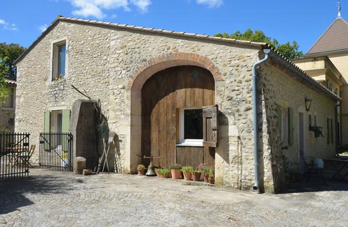 Saint-Gervais-sur-Roubion House | Provençal farmhouse with shared pool in the Drôme