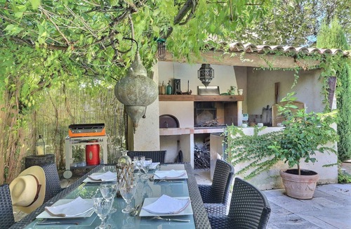 Saint-Cannat House | Provençal farmhouse with two pools near Aix