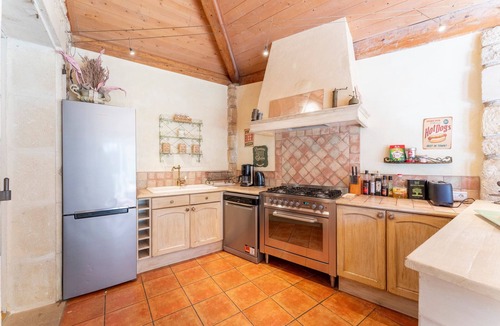 Velleron House | Provençal Gîte "La Rivière" – 4 Bedrooms, Private Terrace, Pool & Garden by the Sorgue