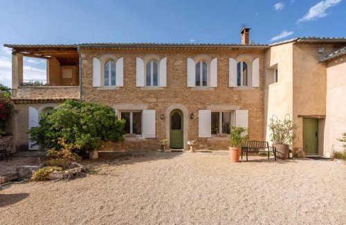 Maubec House | Provençal Mansion With Pool In Maubec Luberon