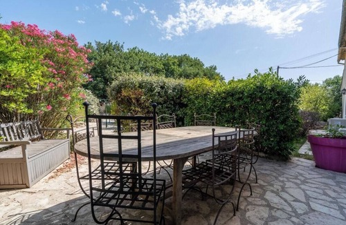 Maubec House | Provençal mansion with pool in Maubec Luberon