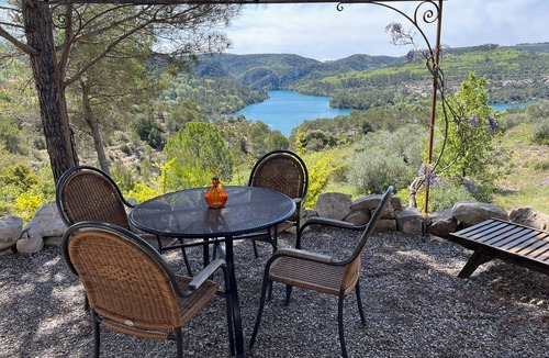 Esparron-de-Verdon Cottage | Provence vacation home with lake view - 2 bedrooms, terrace & fireplace by the lake