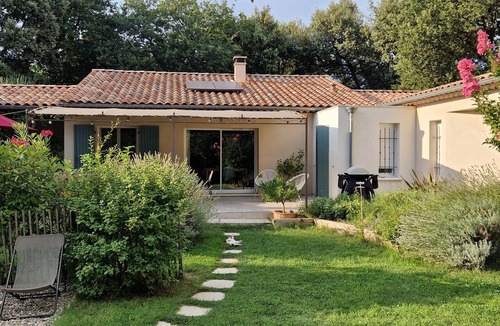 Uchaux Villa | Quiet, air-conditioned Provencal house.