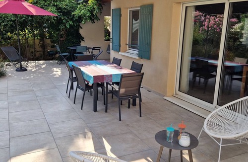 Uchaux Villa | Quiet, air-conditioned Provencal house.