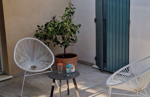 Uchaux Villa | Quiet, air-conditioned Provencal house.