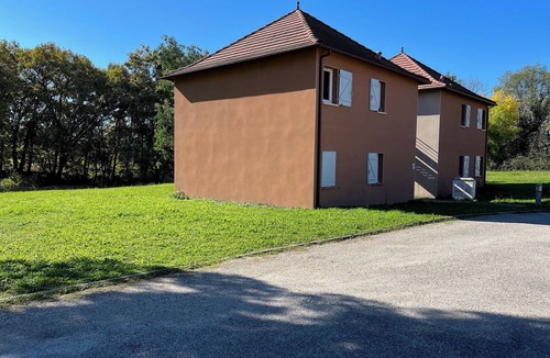 Prayssac Apartment | Quiet apartment, Intermarché 500m away. Close to historic sites. Dream vacation