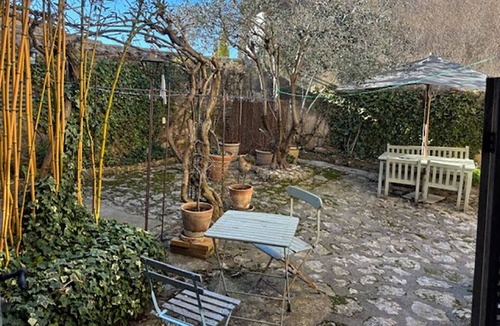 Lourmarin Apartment | Quiet apartment with courtyard in the village of Lourmarin