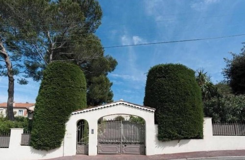 Antibes House | Quiet, friendly BOTTOM FLOOR OF A VILLA with Pool, Air Conditioning, and Riva Event