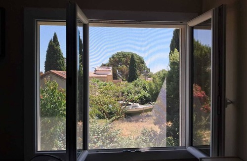 Pelissanne Bed & Breakfast | Quiet, spacious double room in a Provencal villa in Pélissanne.