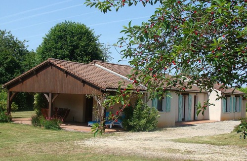 Le Bugue House | Quiet surrounded by greenery a home for a rest assured.
