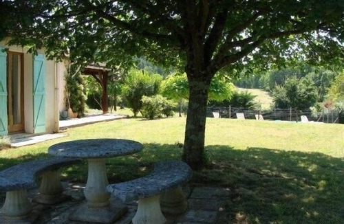 Le Bugue House | Quiet surrounded by greenery a home for a rest assured.