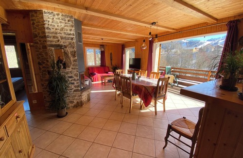 Ancelle House | Quiet, unoverlooked chalet 2 minutes from the village center