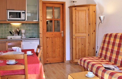Risoul Apartment | Renovated 2-star apartment, ski-in, south balcony, ski locker