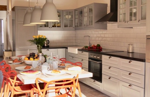 Antibes Old Town Apartment | RENOVATED Charming 3 bd apartment w. outdoor terrace in old town of Antibes