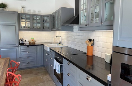 Antibes Old Town Apartment | RENOVATED Charming 3 bd apartment w. outdoor terrace in old town of Antibes