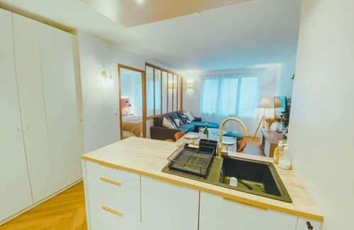 7th Arrondissement Apartment | Renovated, Cozy Air-Conditioned Apartment near the Old Port
