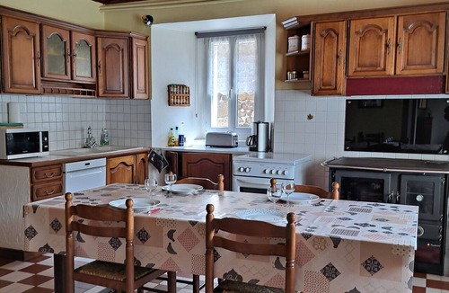 Landos House | Renovated Farmhouse with Private Garden in Peaceful Hamlet