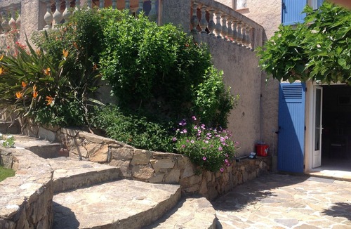 Grimaud House | rent ground garden